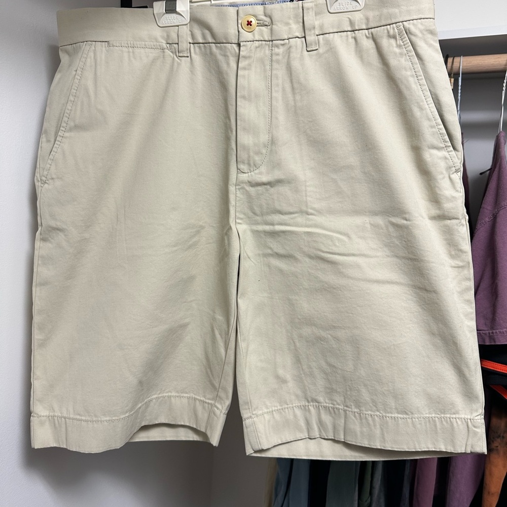 Tommy Hilfiger Men's Flat Front Chino Shorts in Light Beige